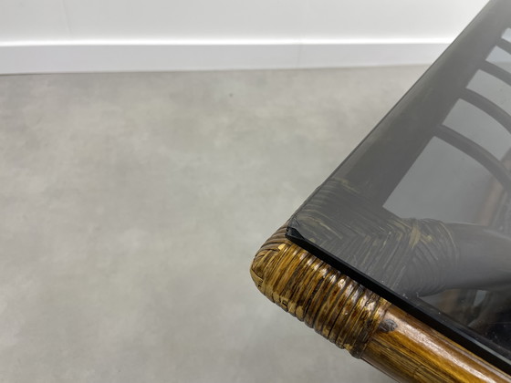 Image 1 of Table basse vintage en bambou avec plateau en verre