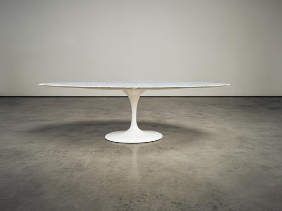 Image 1 of Originele ovale Knoll Tulip eettafel (grootste model: 244cm) Carrara marmer