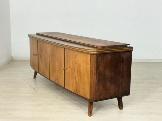 Image 1 of Buffet vintage de luxe – Buffet style milieu du siècle avec détails dorés et bois précieux