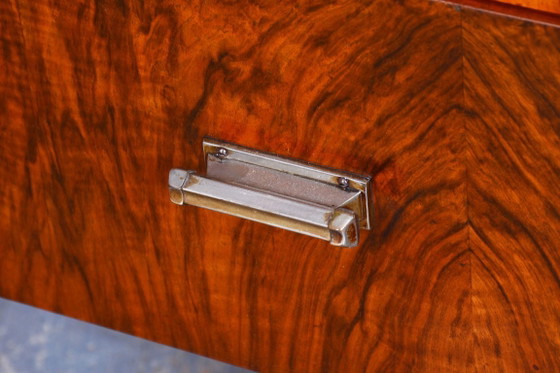 Gerestaureerde art-deco vitrinekast, walnoot en glas, Tsjechisch, jaren 1920 – Vitrinekasten, Metal (photo 5 of 15)