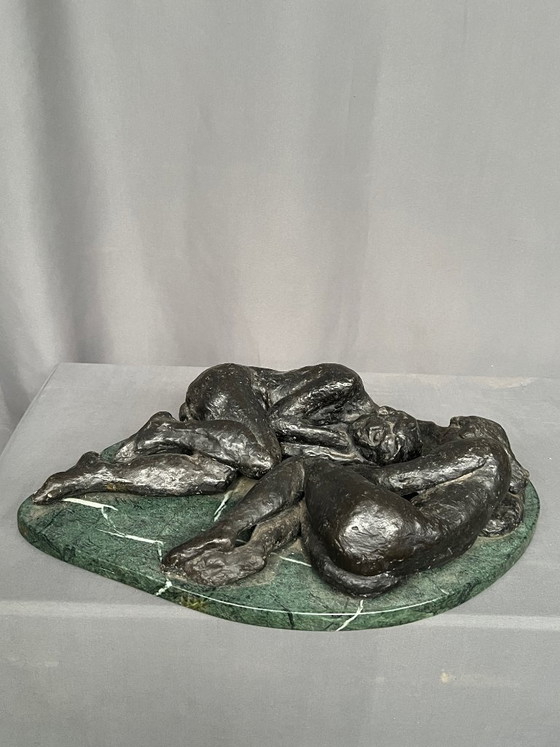 Bronze sculpture of three reclining figures on marble base, Green, Figuratief (photo 2 of 8)