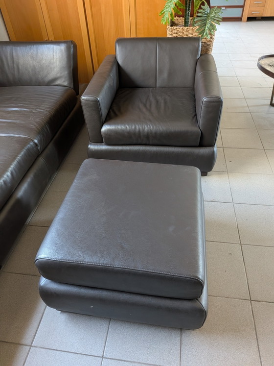 Image 1 of Conjunto de sofá seccional de cuero de diseño W. Schillig con sillón y otomana con espacio de almacenamiento.