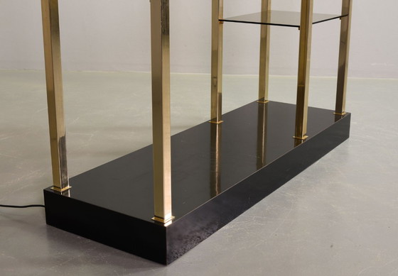 Image 1 of Scaffale Belgo Chrom Hollywood Regency in stile laccato nero, placcato oro 20 carati con vetro fumé. Belgio, anni '70.