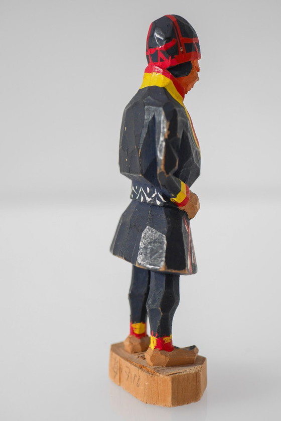 Skandinavische traditionelle handgeschnitzte samische Figur aus der Mitte des 20. Jahrhunderts von Georg (photo 6 of 17)