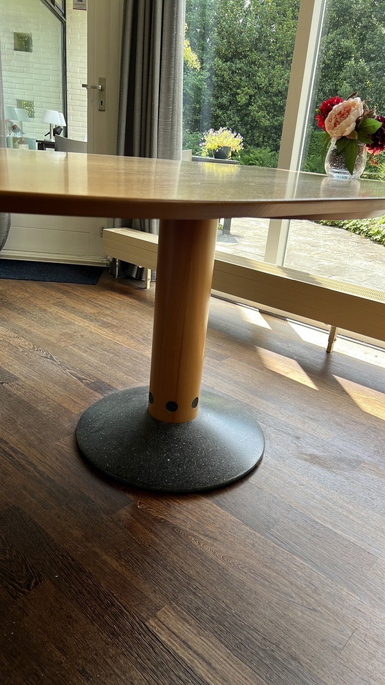 Image 1 of Arco Diabolo mesa de comedor nogal pata de columna de granito