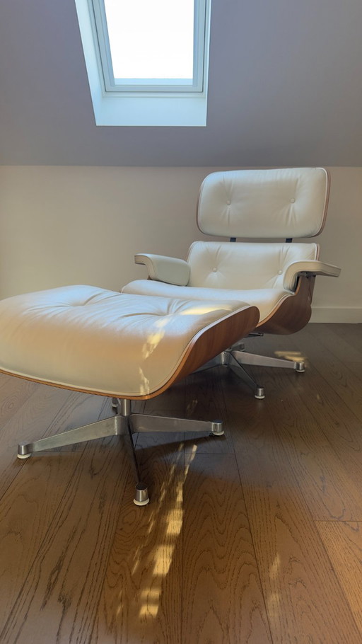 Fauteuil et repose-pieds Vitra Eames en noyer et cuir blanc – stoelen fauteuils, Leather, Metal