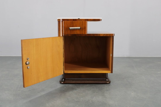 Image 1 of Table de nuit des années 1940 en finition noyer avec plateau en verre, Tchécoslovaquie