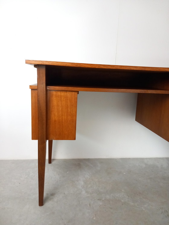 Image 1 of Escritorio de teca de diseño danés de los años 60 y 70 | Mediados de siglo