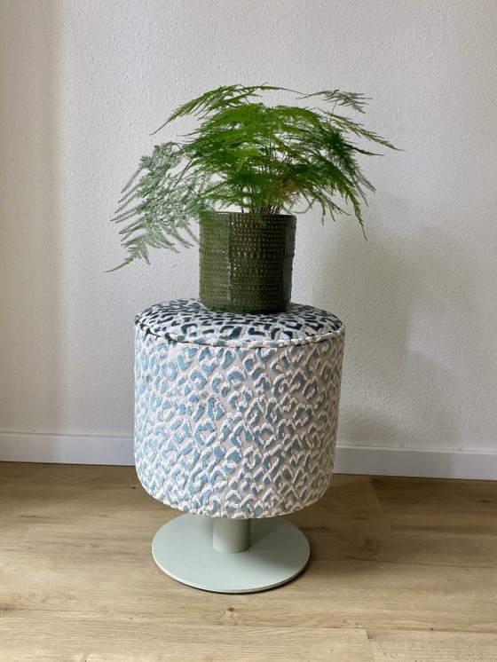 Set Upcycled Unico: Due Poggiapiedi e Pouf Design McDonald's Rivestiti su Base in Acciaio – Handmade, Metal (photo 5 of 10)