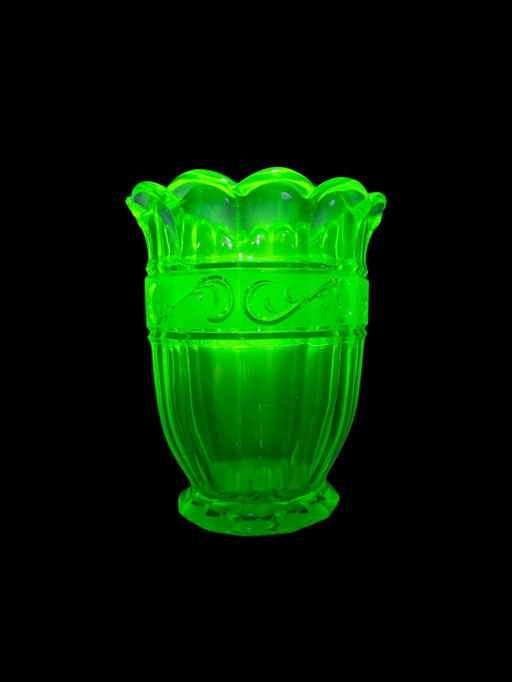 Uran Glasvase Art Déco 1930 – fluoreszierendes Pressglas – Uranium Glass Vase Art Deco 1930s