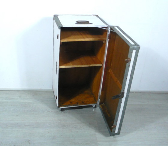 Image 1 of Vintage transportkist, nu kast op wielen in shabby wit