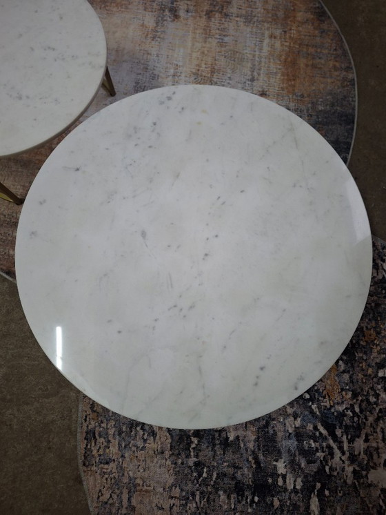 Image 1 of Salontafelset met wit marmer blad en goud metalen onderstel