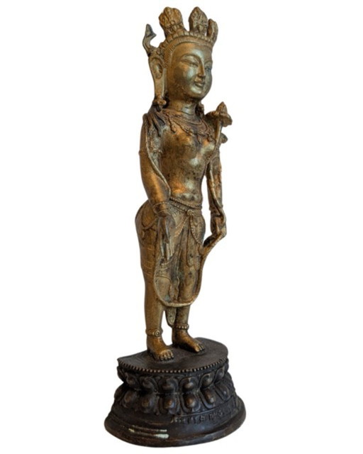 Antike tibetische Bronzefigur des stehenden Avalokiteshvara – 102 – beeldhouwkunst, Gold (photo 2 of 11)