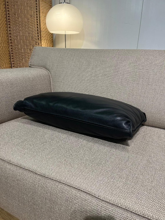 Image 1 of 2 cuscini in pelle nera con design personalizzato, in condizioni perfette.