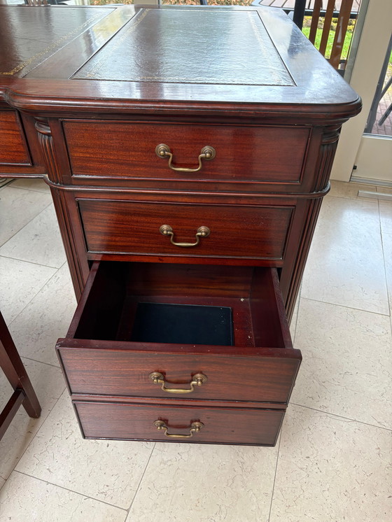 Image 1 of Magnifique bureau double en acajou de style ancien avec revêtement en cuir