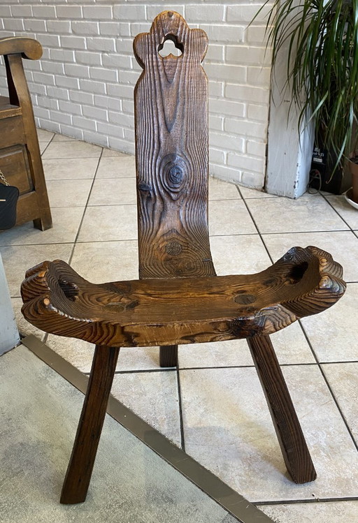 sedia antica brutalista a treppiede n1 in legno massello intagliato