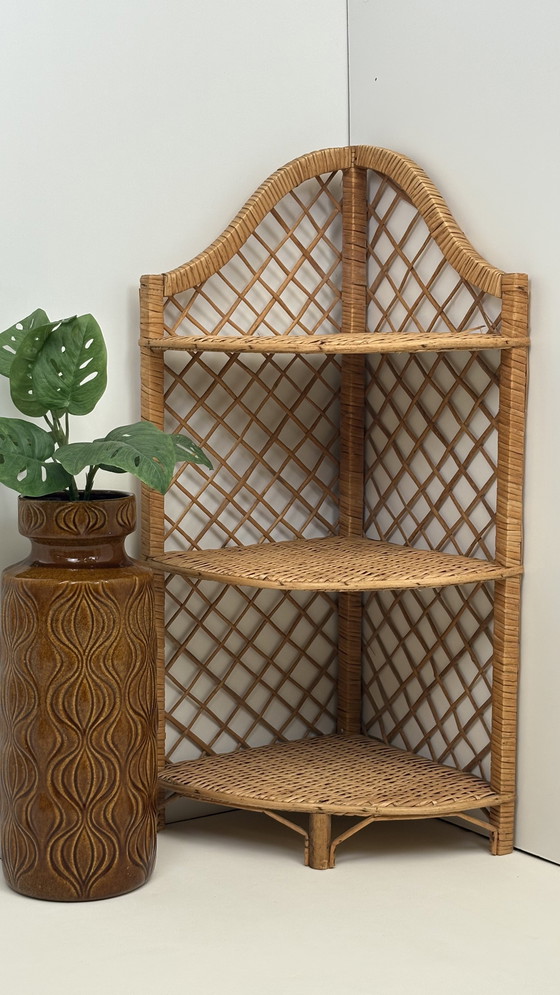 Image 1 of Armadietto angolare in rattan d'epoca portaspezie da cucina / armadietto per piante