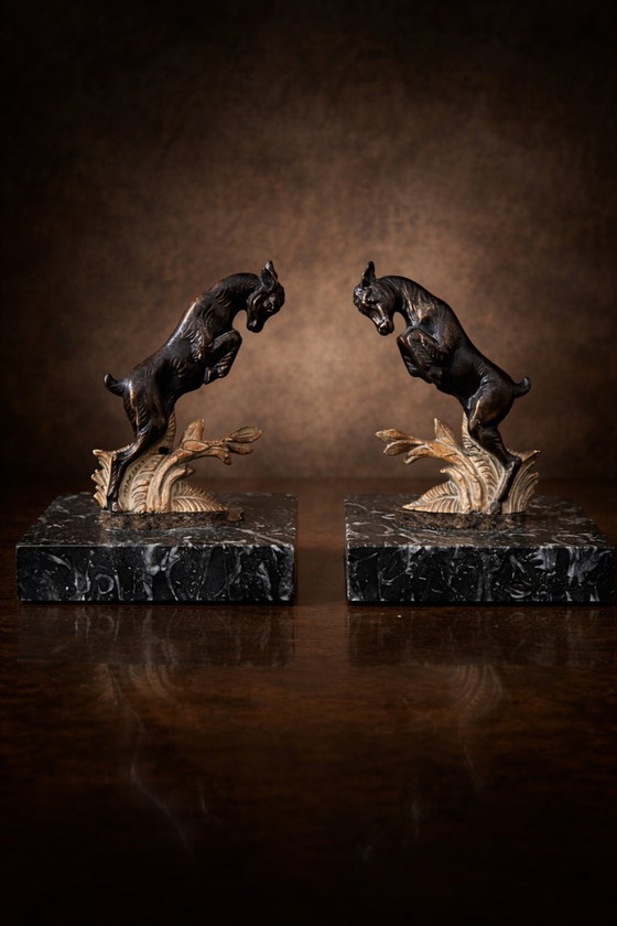 Image 1 of Fermalibri Art Déco in bronzo con base in marmo, raffiguranti sculture di capre, stile francese anni '30 (coppia).