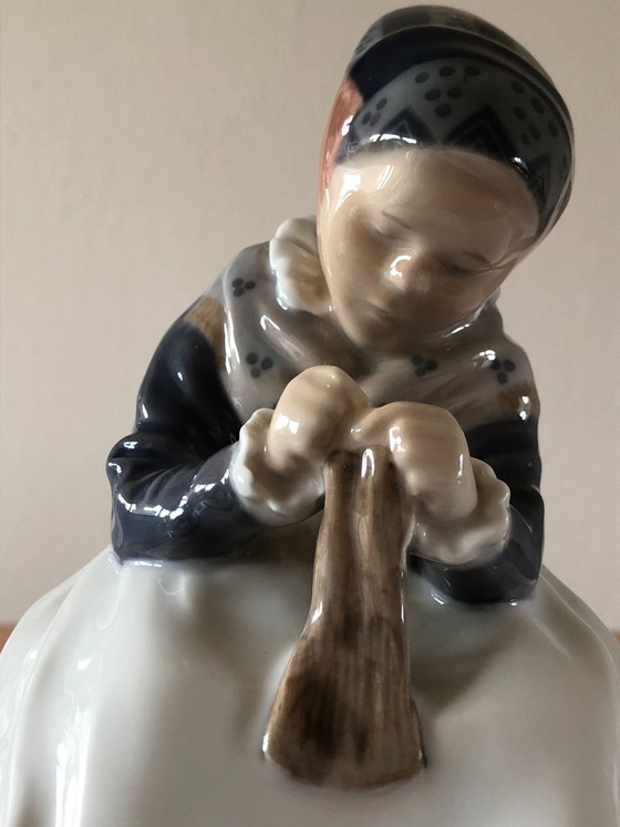 Royal Copenhagen - Amage Girl Sewing - Model 1314 – Decorative Objects, Porcelain (photo 9 of 14)