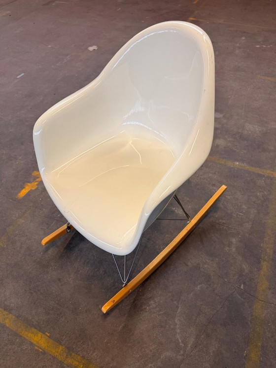 Sedia a dondolo Eames RAR, in plastica - Bianco/Cromo/Acero dorato (copia dell'originale) (photo 3 of 5)