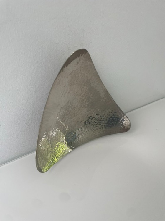 Image 1 of Vintage triangular metal bowl on a base – hammered texture