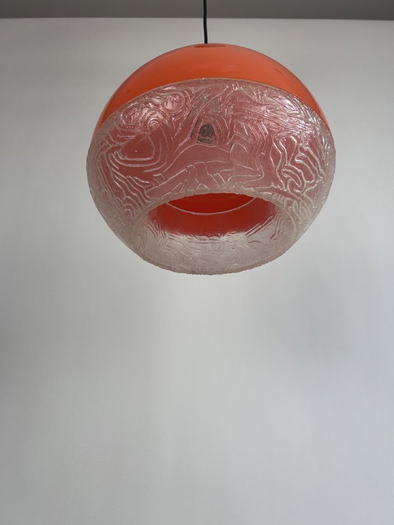 Image 1 of Lampada a sospensione arancione dell'era spaziale - plexiglas testurizzato, anni '70