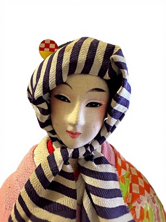 Image 1 of Conjunto de tres muñecas decorativas tradicionales japonesas.
