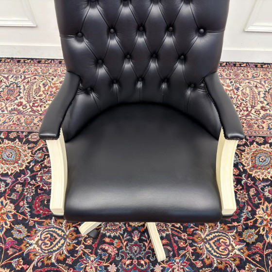 Großer Klassischer Englischer Weißer Chesterfield Bürostuhl – Bürostühle, Leder, Holz (photo 6 of 7)