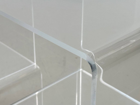 Image 1 of Set di 2 tavolini laterali/impilabili in plexiglass in stile Space Age, anni '70