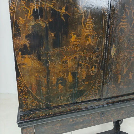 Image 1 of Ein seltener niederländischer Chinoiserie-Schrank aus dem frühen 18. Jahrhundert, lackiert, um 1700.