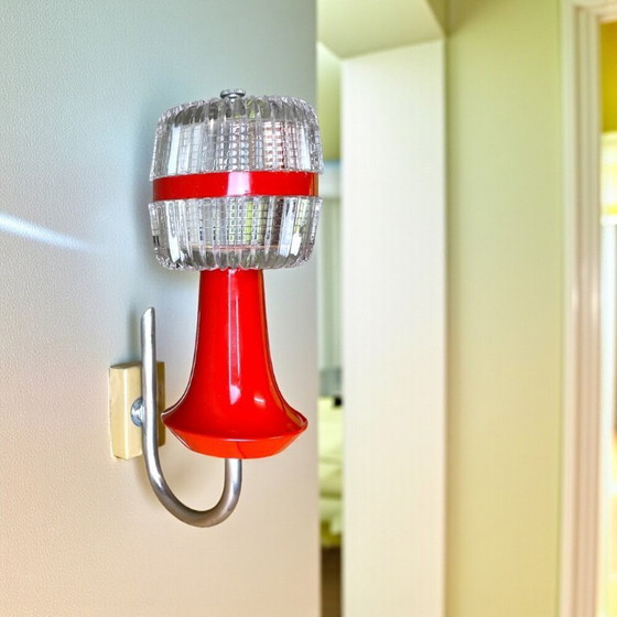 Image 1 of Juego de 2 apliques de pared modernos de mediados de siglo de metal rojo y acrílico, década de 1970