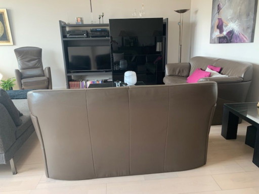 JORI Taupe Kleur Tweezitsbank In Zeer Goede Staat. Eventueel Bijpassende 2 ½ Zits Ook Te Koop. – 2 zitsbanken (photo 2 of 5)