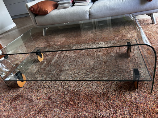 Design Couchtisch - gebogenes Glas mit beweglichem Glasfuß