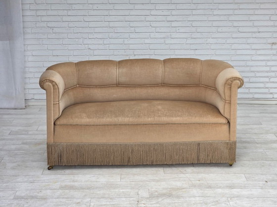 Image 1 of Deense tweezitsbank uit de jaren 50, bekleed met meubelvelours en voorzien van teakhouten poten.