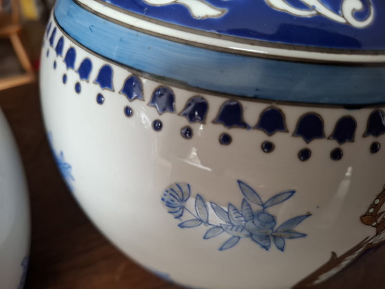Set de 2 grandes macetas decorativas de porcelana Wong Lee con escudo de Versalles como decoración, (photo 14 of 15)