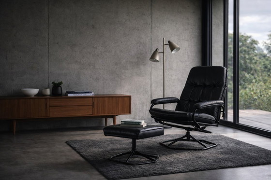 Image 1 of Poltrona girevole e pouf in pelle nera danese moderna vintage di metà secolo di Unico, anni '70, set di 2