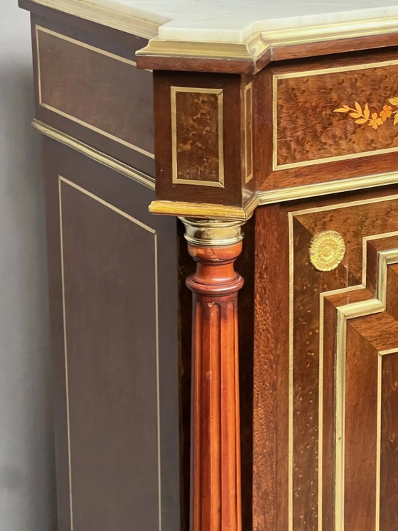 Cómoda elegante estilo Napoleón III. Marquetería en madera preciosa. Bronce dorado, tapa de mármol. – Bronze (photo 6 of 10)
