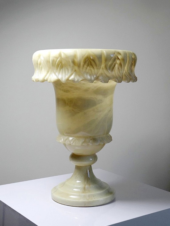 Image 1 of Large Medici vase in alabaster/yellowish marble, Belle Époque style
