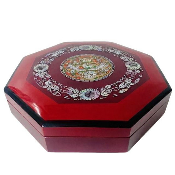 Image 1 of Vintage mid-century rode Chinese lakdoos ingelegd parelmoer bloemenpatroon vakverdeling 1950's