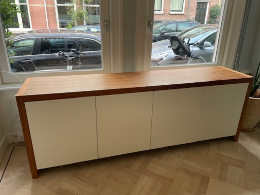 Modernes Sideboard aus Nussbaumholz