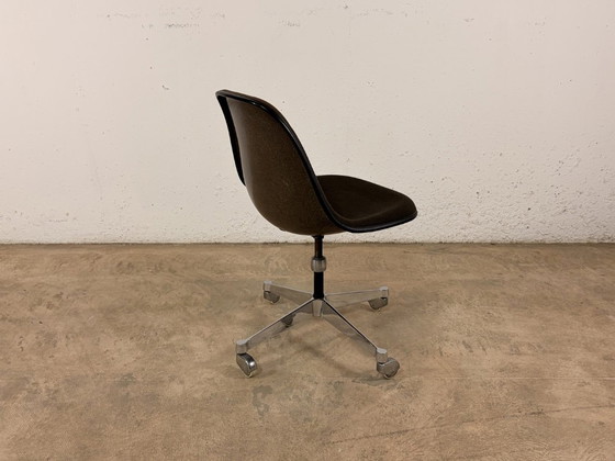 Image 1 of Silla lateral PSCC fabricada en fibra de vidrio por Charles y Ray Eames para Vitra / Herman Miller, década de 1970.