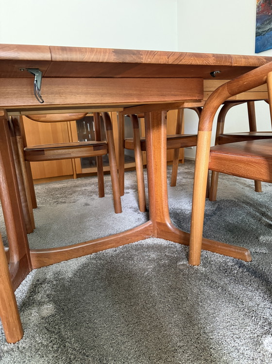 Tavolo da pranzo Dyrlund design danese vintage con 8 sedie Korpus - Teak massiccio – Tavoli da pranzo, Wood (photo 9 of 10)