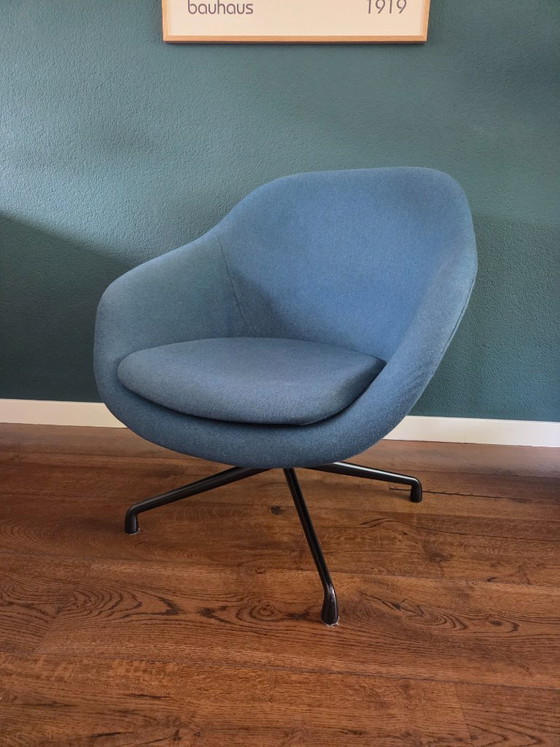 Hay AAL 81 azul petróleo con base giratoria negra – Sillones, Metal, Textile (photo 5 of 13)