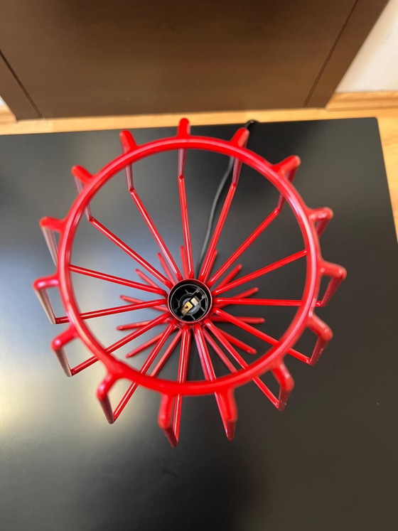 Coppia di piccole Lampade da tavolo italiane rosse, Gabbia in filo Postmoderna anni '90, Metallo, Rosso (foto 7 di 10)