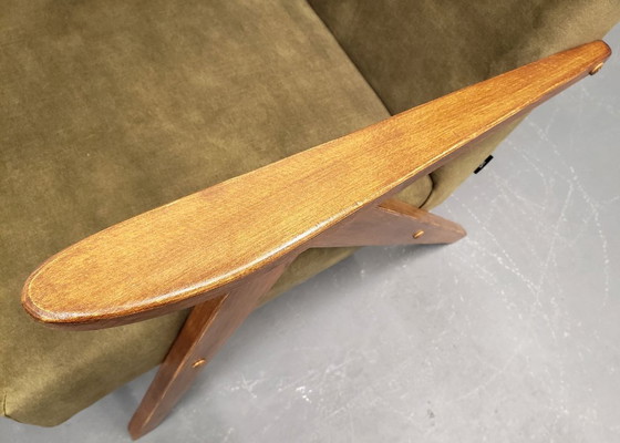 Image 1 of Juego de dos sillones de estilo de mediados de siglo, modelo B 310 Var, en terciopelo verde oliva.