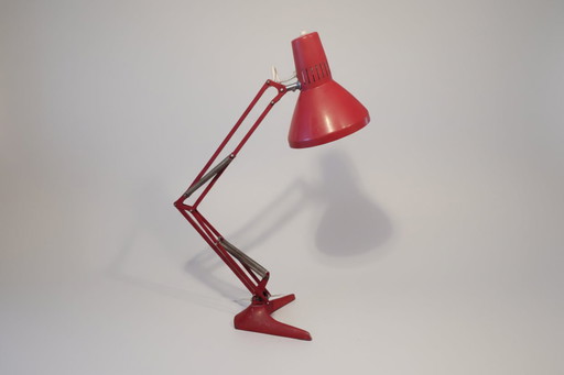 Lampada da scrivania rossa industriale di Ledu, progettata da un architetto svedese di metà secolo.