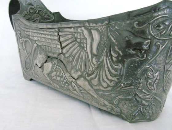Image 1 of Porte-bouteille vintage français Art Nouveau en étain, motif griffon, berceau de bouteille gothique en relief, centre de table d