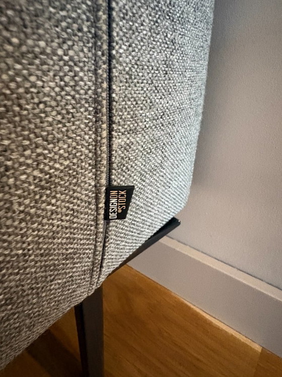 Image 1 of Comfortabele 2,5 zits bank met bijpassende poef – grijs gemêleerd