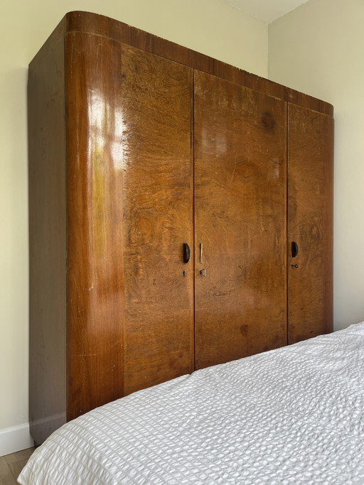 Jugendstil-Kleiderschrank