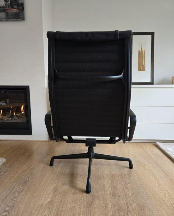 Image 1 of Fauteuil lounge Vitra Eames EA124 + repose-pieds EA125